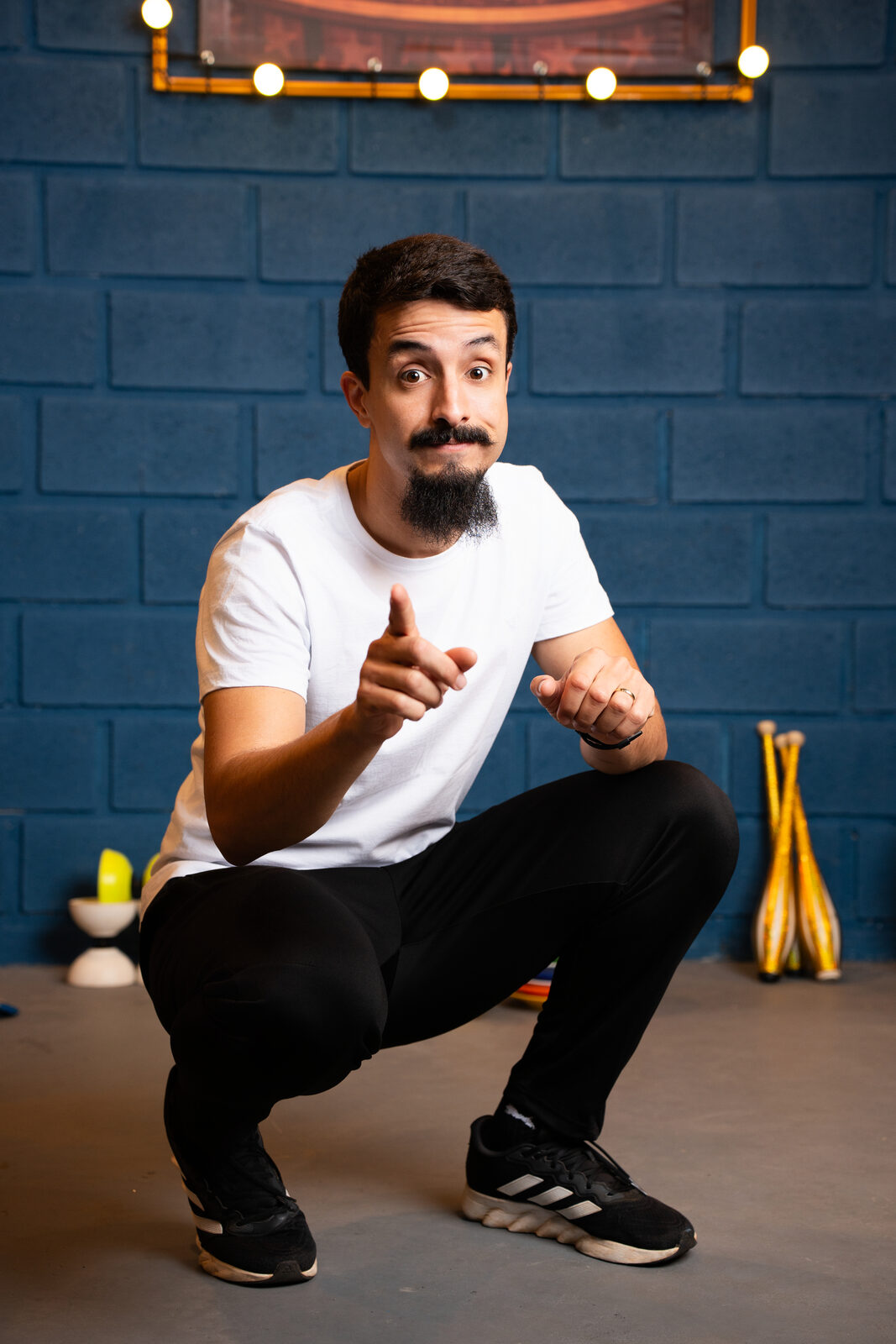 Davi Ribeiro conduzindo uma aula de movimento